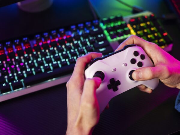 Mil funcionalidades na palma da mão com o controle de video game para PC