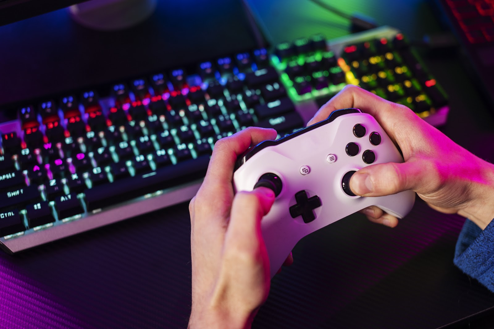 Mil funcionalidades na palma da mão com o controle de video game para PC