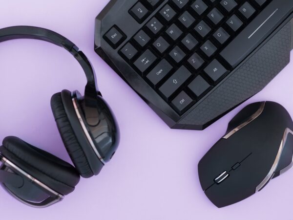 Crie o ambiente perfeito com acessórios e periféricos para computador