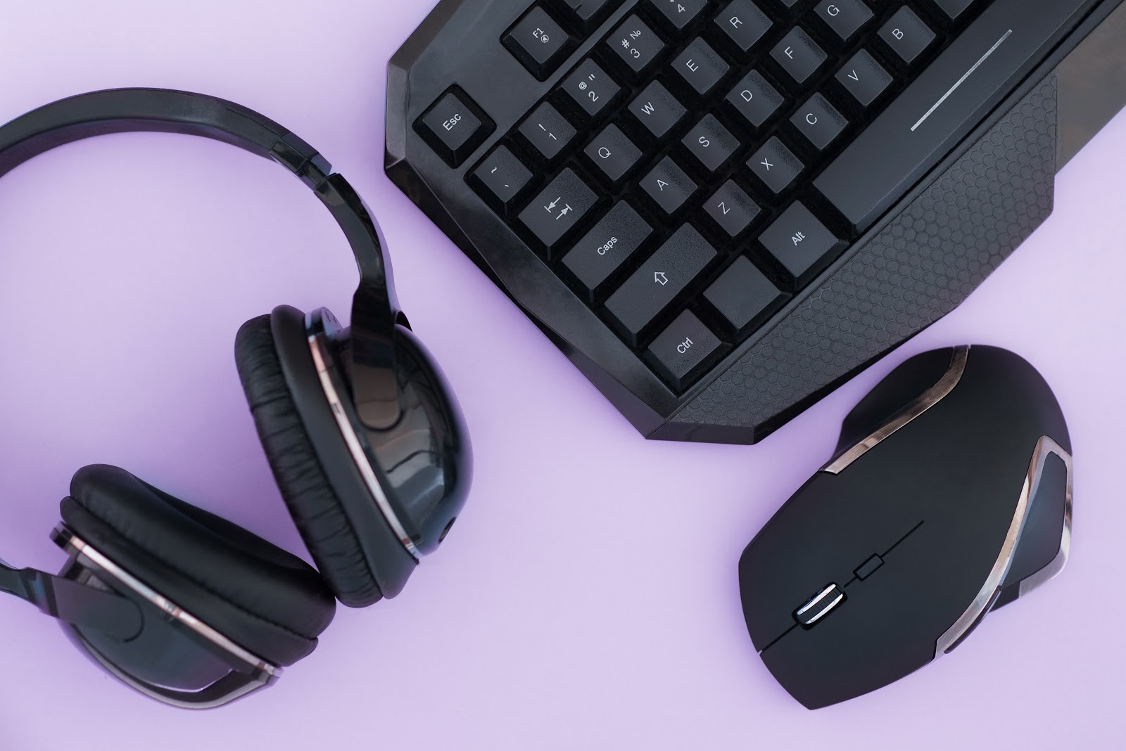 Crie o ambiente perfeito com acessórios e periféricos para computador